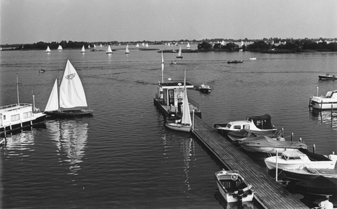 841842 Gezicht op de jachthaven aan de Veendijk bij Oud-Loosdrecht.